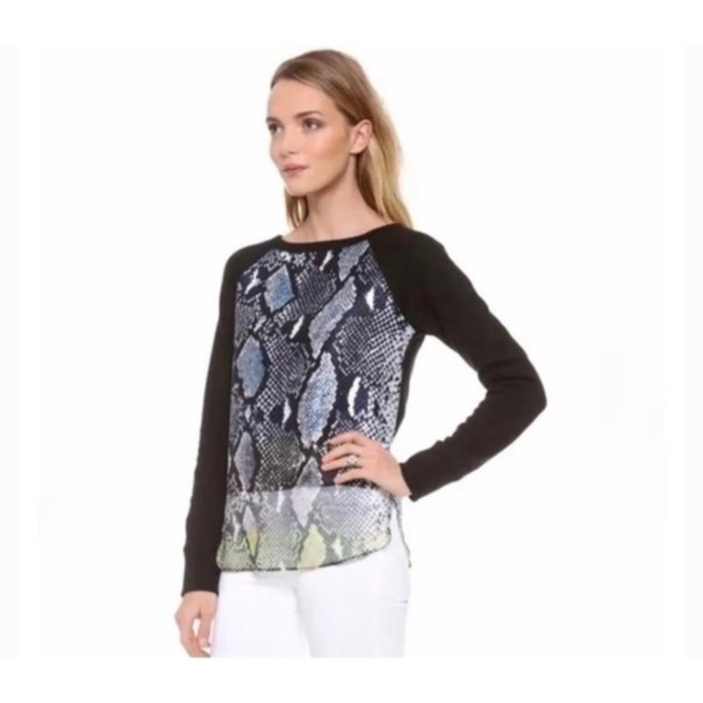 Diane Von Furstenberg Black
Python Print Raglan Sleeve Lisha top Small